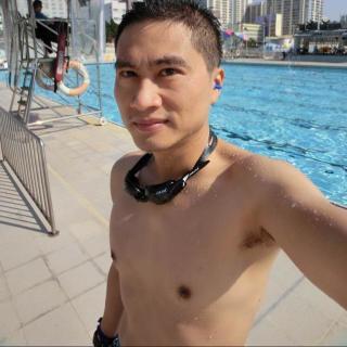 四十歲的老男人了,來這裡,不交友,不談心,只希望找到屬於自己的另一半,讓我照顧她,她來陪伴我,一起好好過以後的日子。先簡單介紹自己:祖籍廣東廣州,生在深圳長在深圳,但不是本地人,和剛來深圳的又好像有點區別,讀書工作一直都在深圳。自有一家小公司,主營關於汽車方面的業務,全家人身體健康,無家族病史,屬小康家庭。離異,有兩個孩子,大的是女兒約8歲、小的是兒子約4歲。孩子都是香港戶口,14年,為了方便他們上學,我帶著他們兩個離開深圳的父母,搬到了香港沙田居住。目前的狀況是,週末帶著孩子回去深圳,把他們交給父母看管