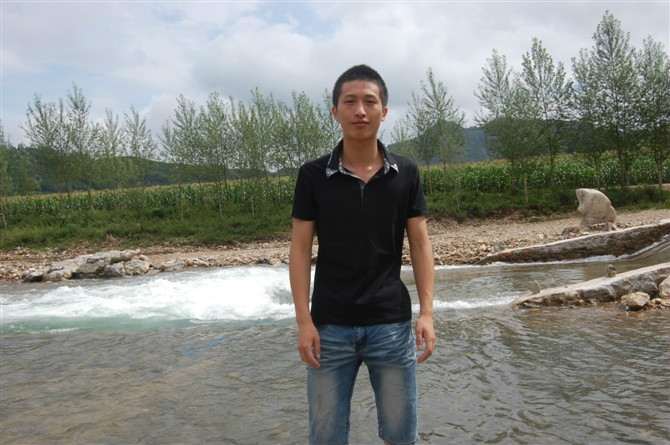 生就傲骨心自高 °