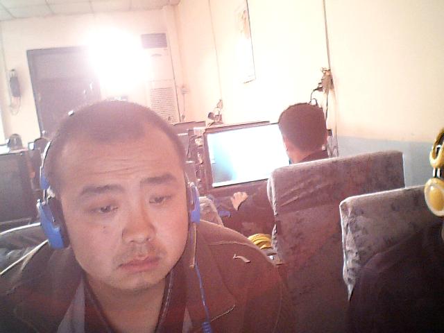 街角那落寞身影