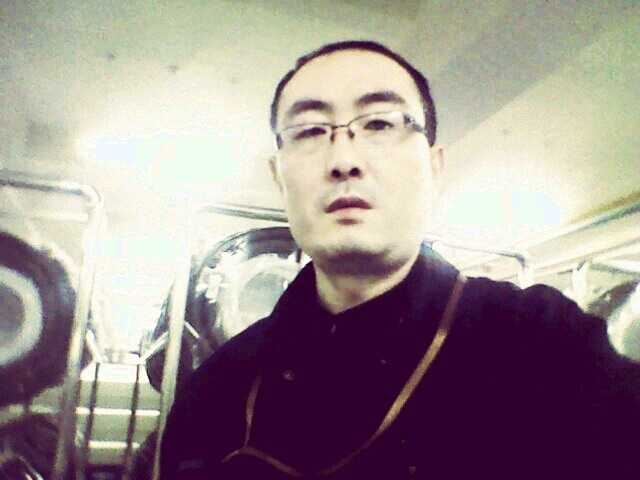 含着眼泪奔跑的人