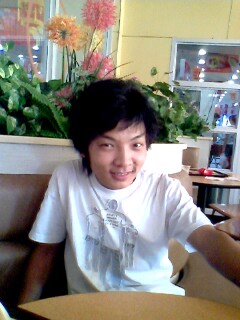 右手握著回憶。