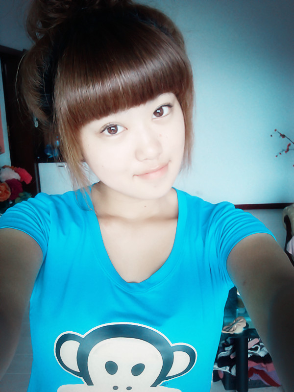 卷卷頭發齊劉海。