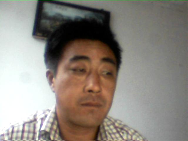 一人走在大街上