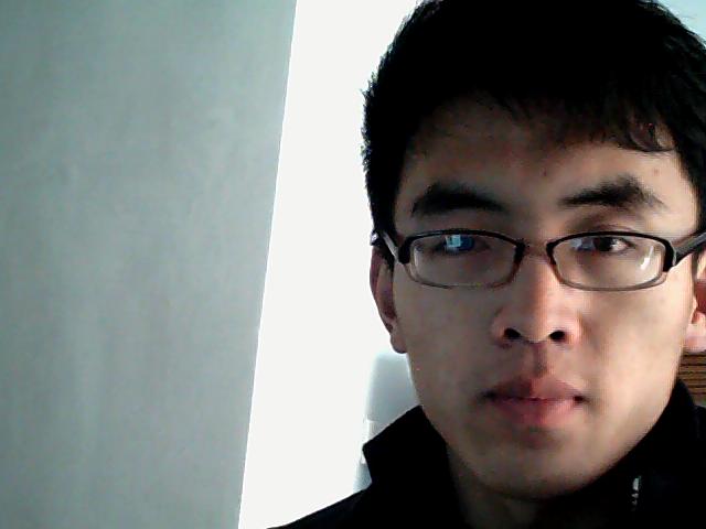 面带微笑的孩??