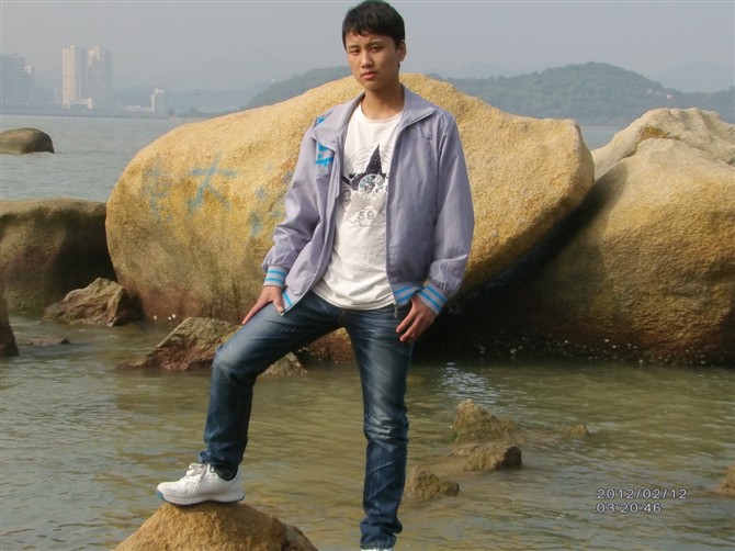 半疯半傻半纯??