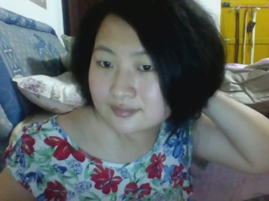 吸烟的粉红女人