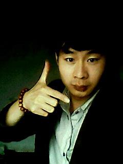 妹子，踩到俺脚了