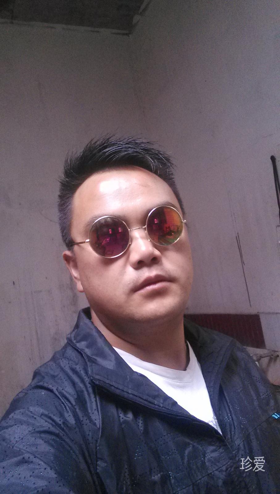 站在路口等紅燈