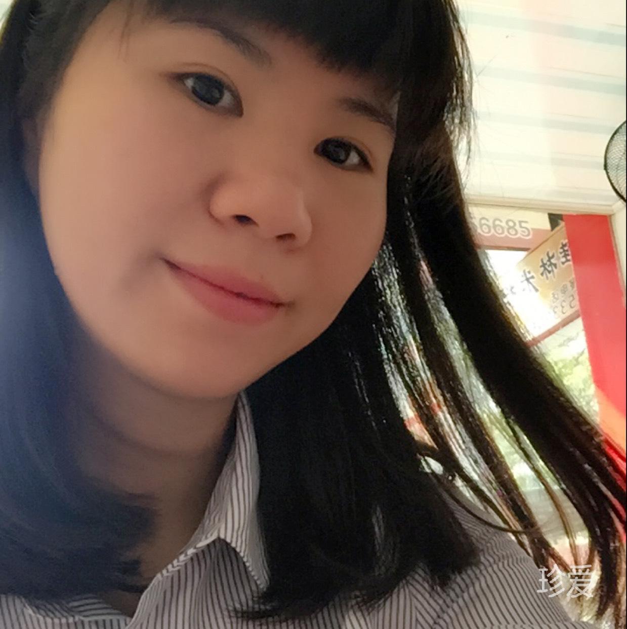 抱着黑猫的橘子
