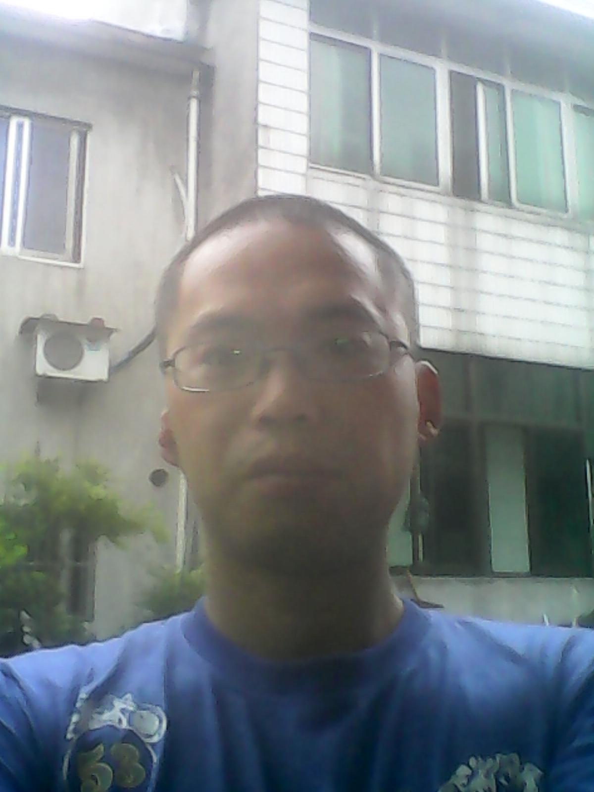 想戴戒指的男人