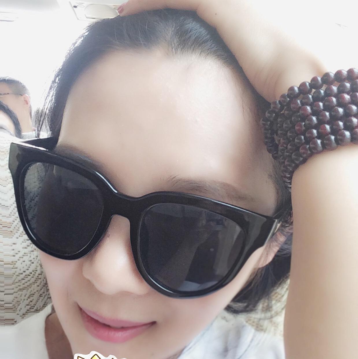 鋼琴上的黑白貓