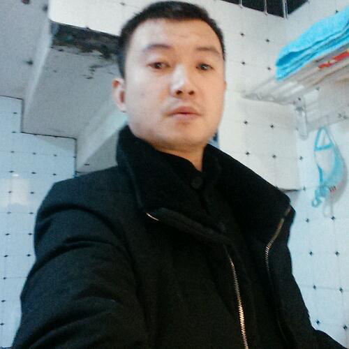 带鸭舌帽的男人