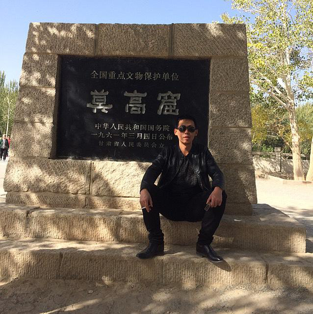 吃著火鍋的金毛