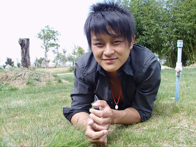 路燈下的稻草人