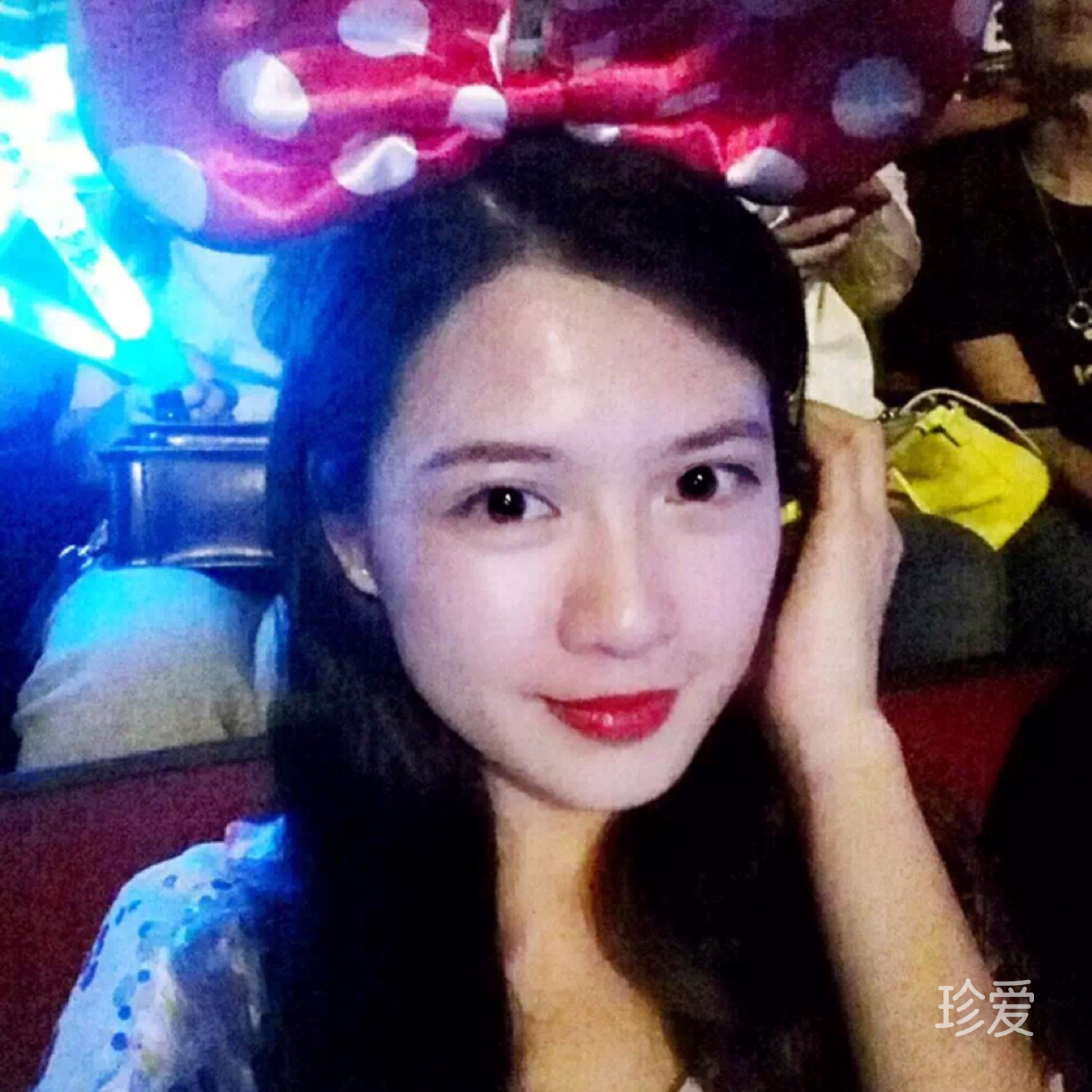 扎女孩的小辫子
