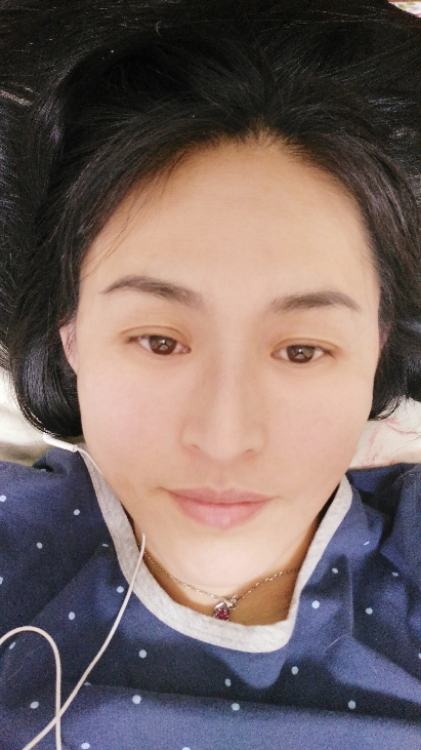 夜空下飄舞的雪花