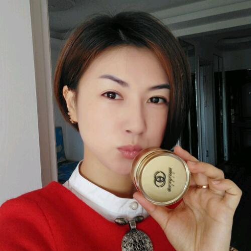 微风浮动的裙角