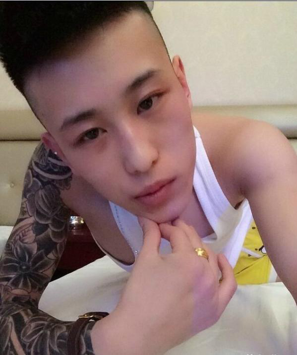 花臂小男人