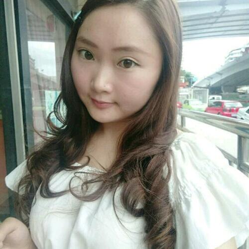 揮著翅膀的女孩