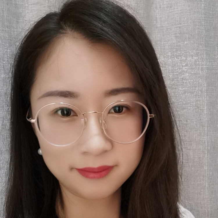 戴眼鏡的長(zhǎng)發(fā)女生