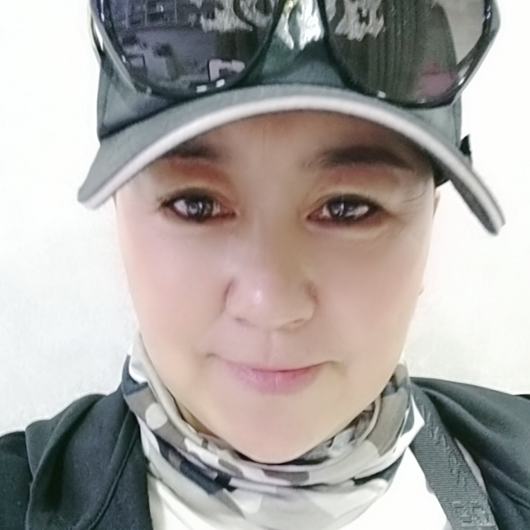 阳光下的青草地