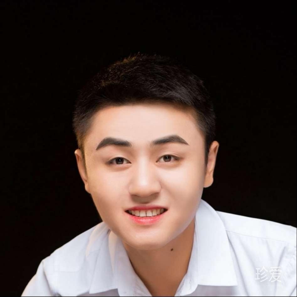 坐在小酒馆门口