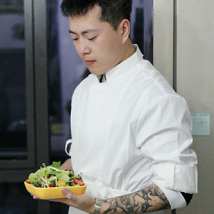 認真做蛋糕的大花臂