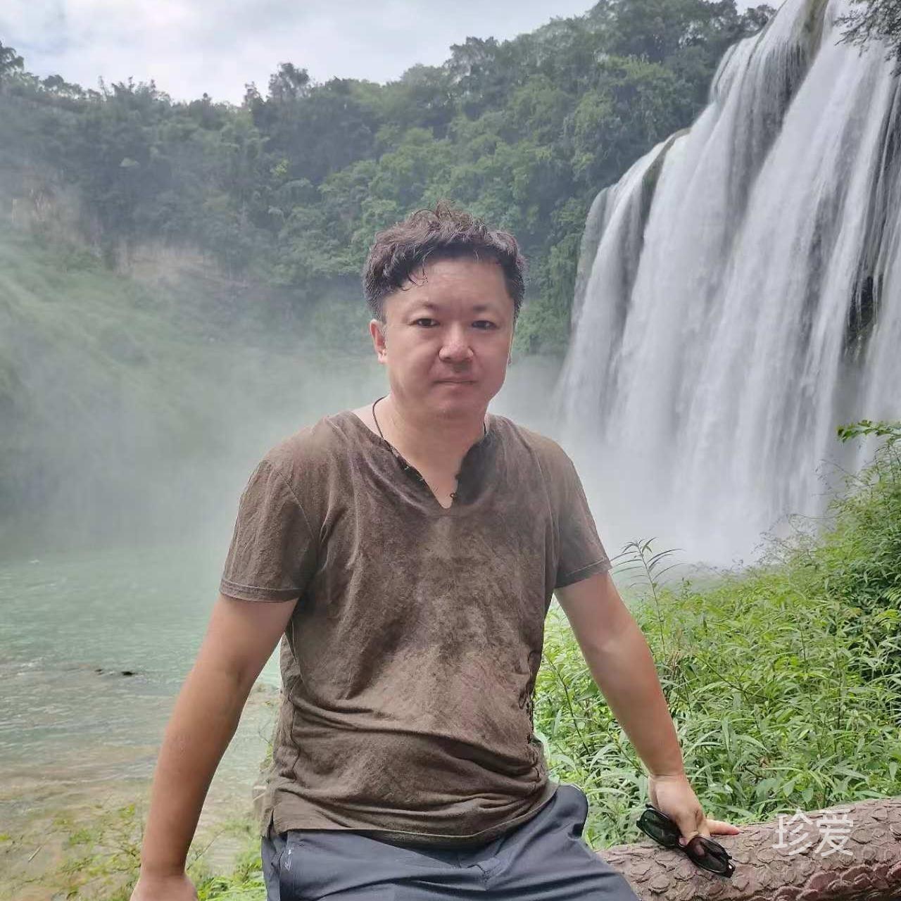 不甘寂寞的小鯉魚