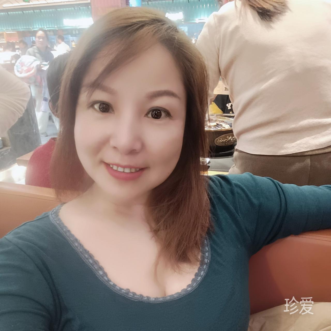 一个人在路上行走