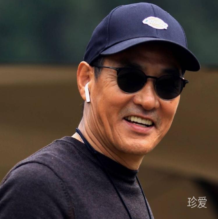 微笑着等待