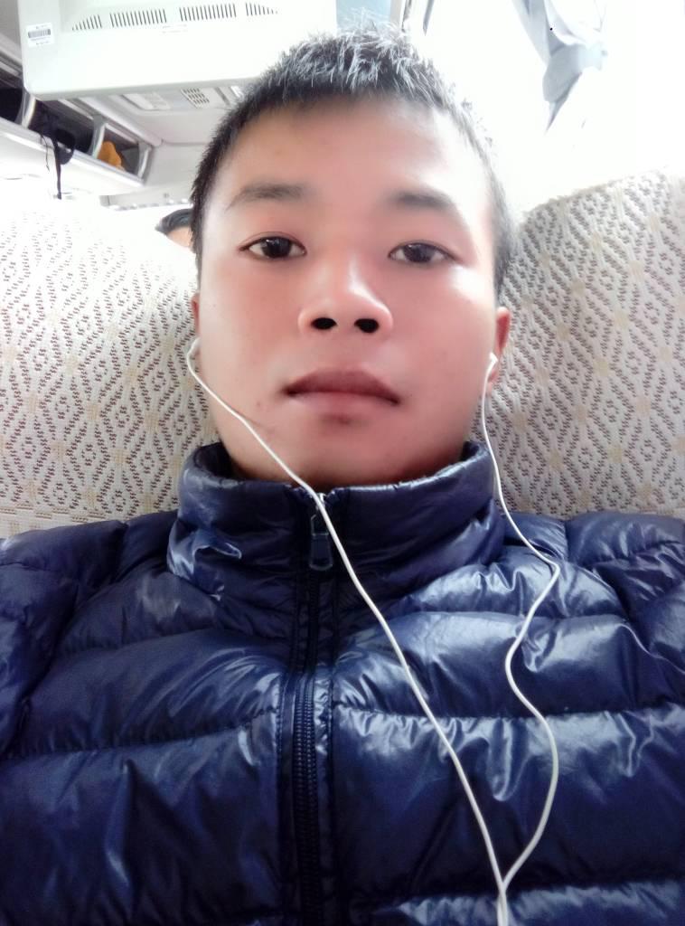 走在迷霧的小巷里