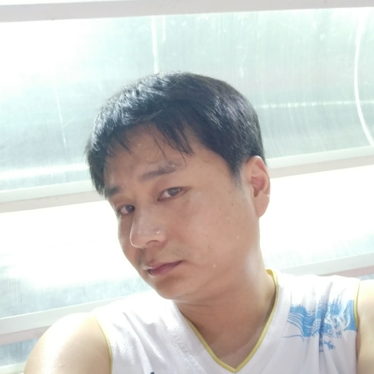 用胸膛温暖双手