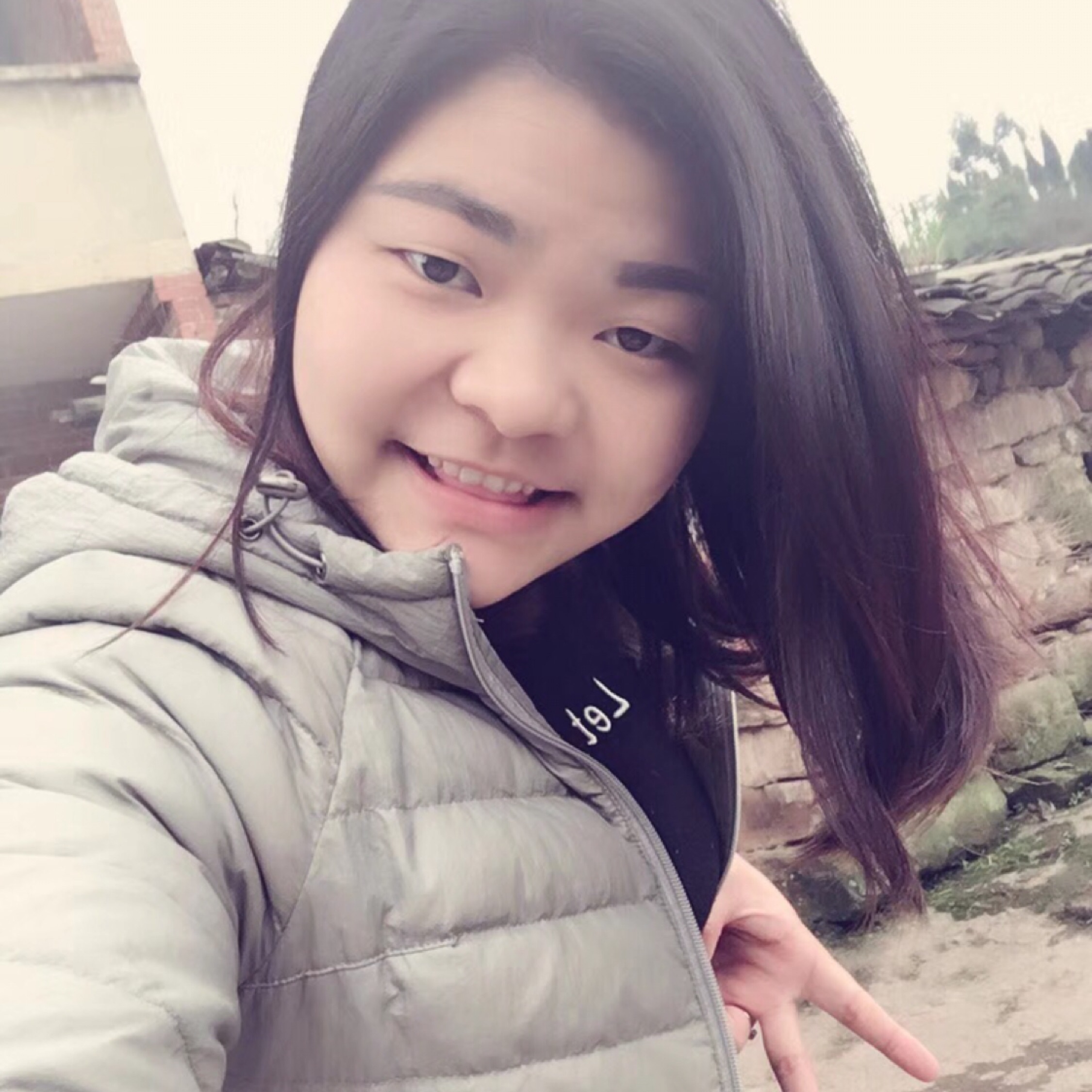 抱着奶瓶照