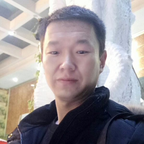 雨中奔跑的男人