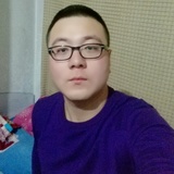 何某人