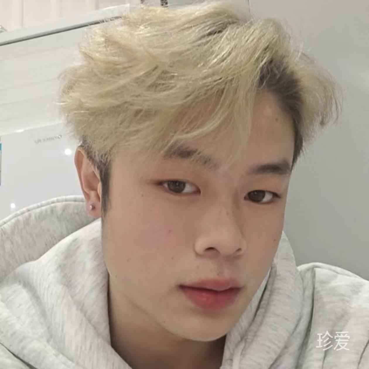 抑郁的十八岁男孩