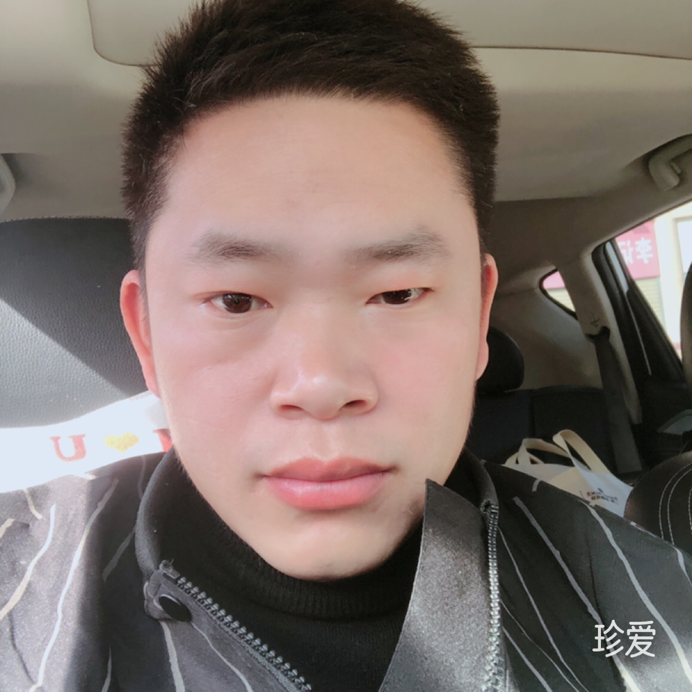 彩虹边的一朵雨云