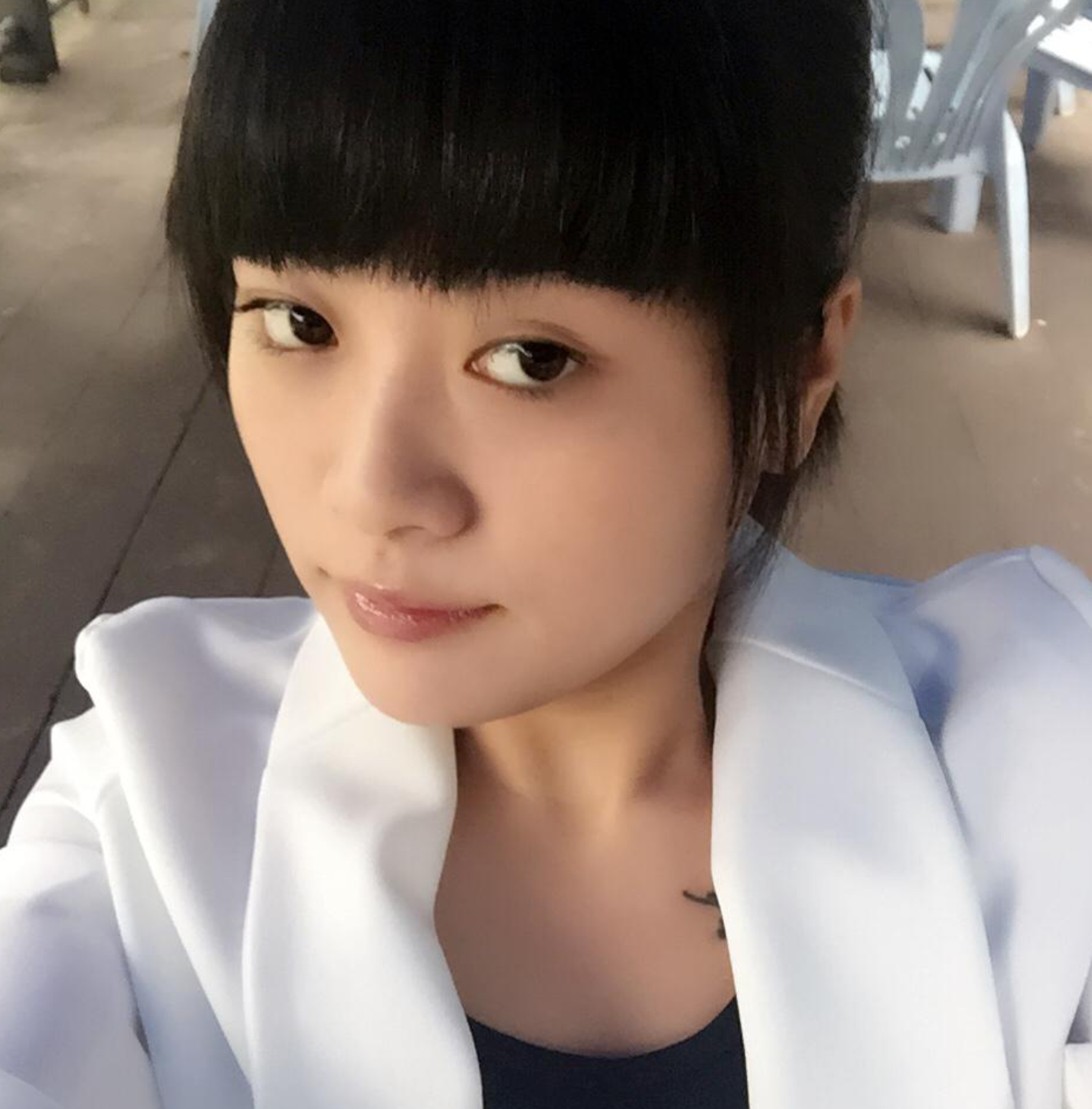 嘴角上揚(yáng)笑看世態(tài)炎涼