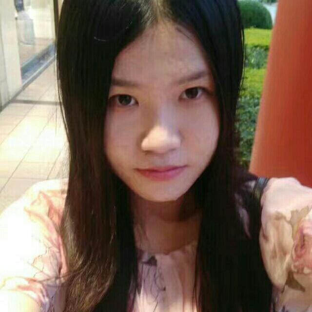 一只玩寵物的少女