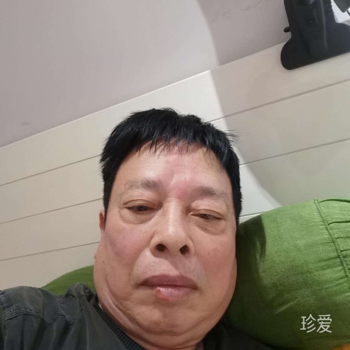 冬天里绽放的白玫瑰