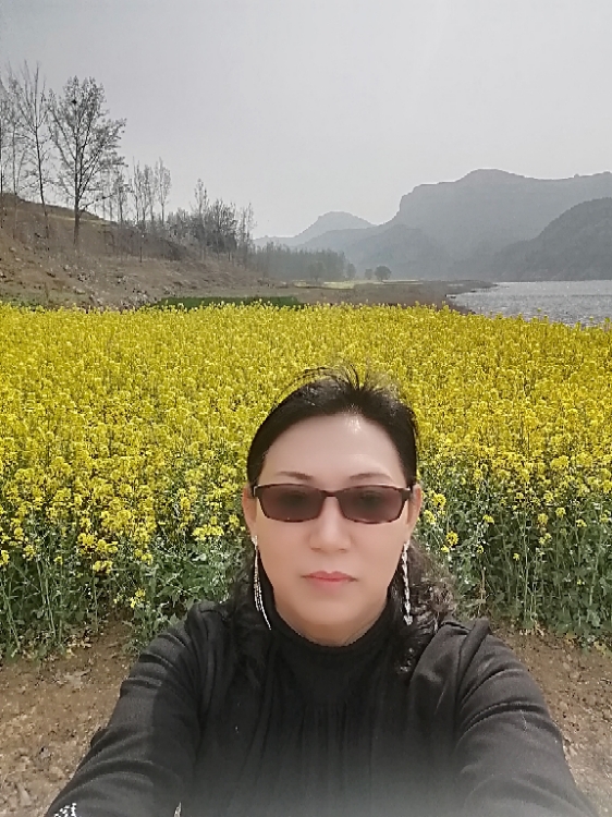 一個(gè)人在路上行走