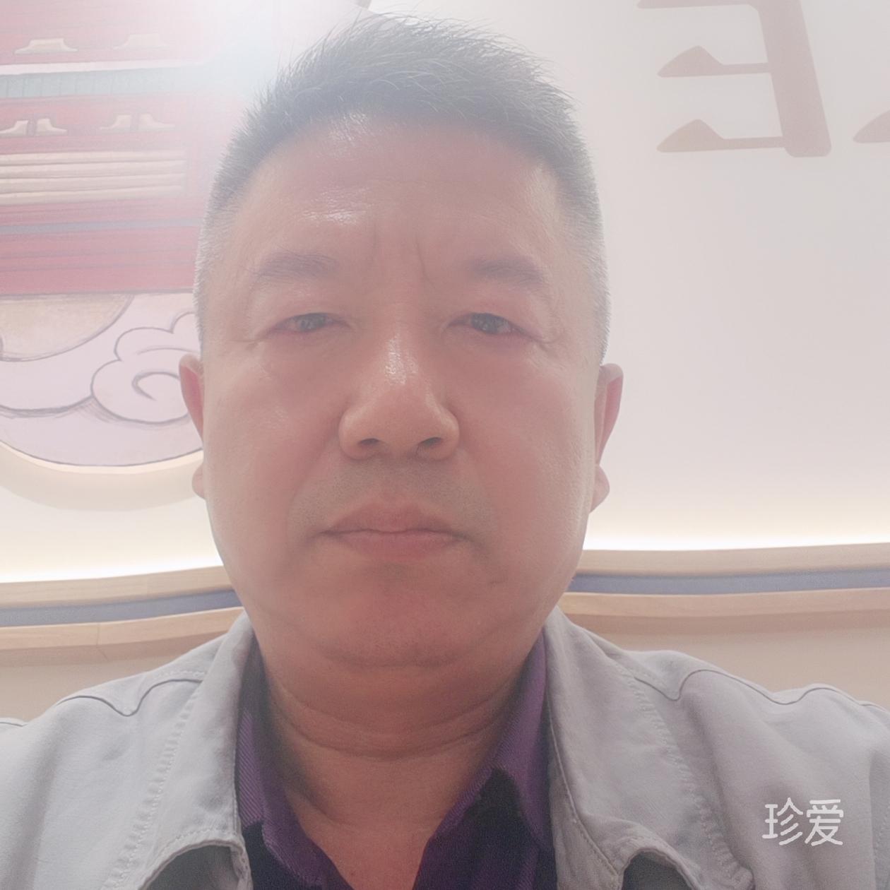 山在水中立