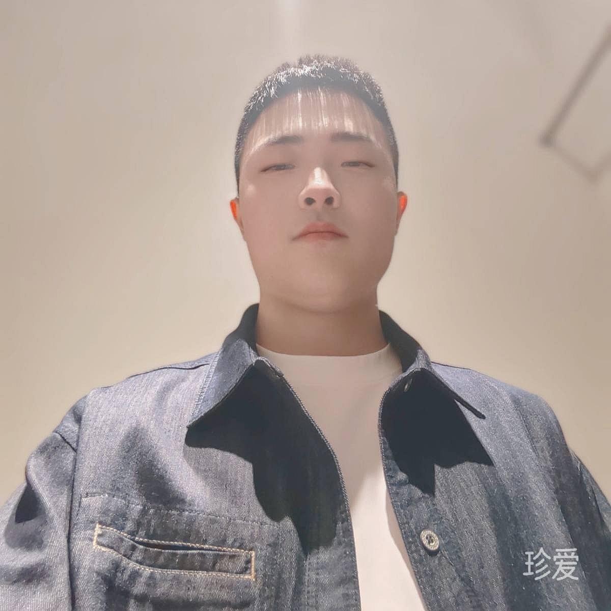 寂寞的年轻小伙