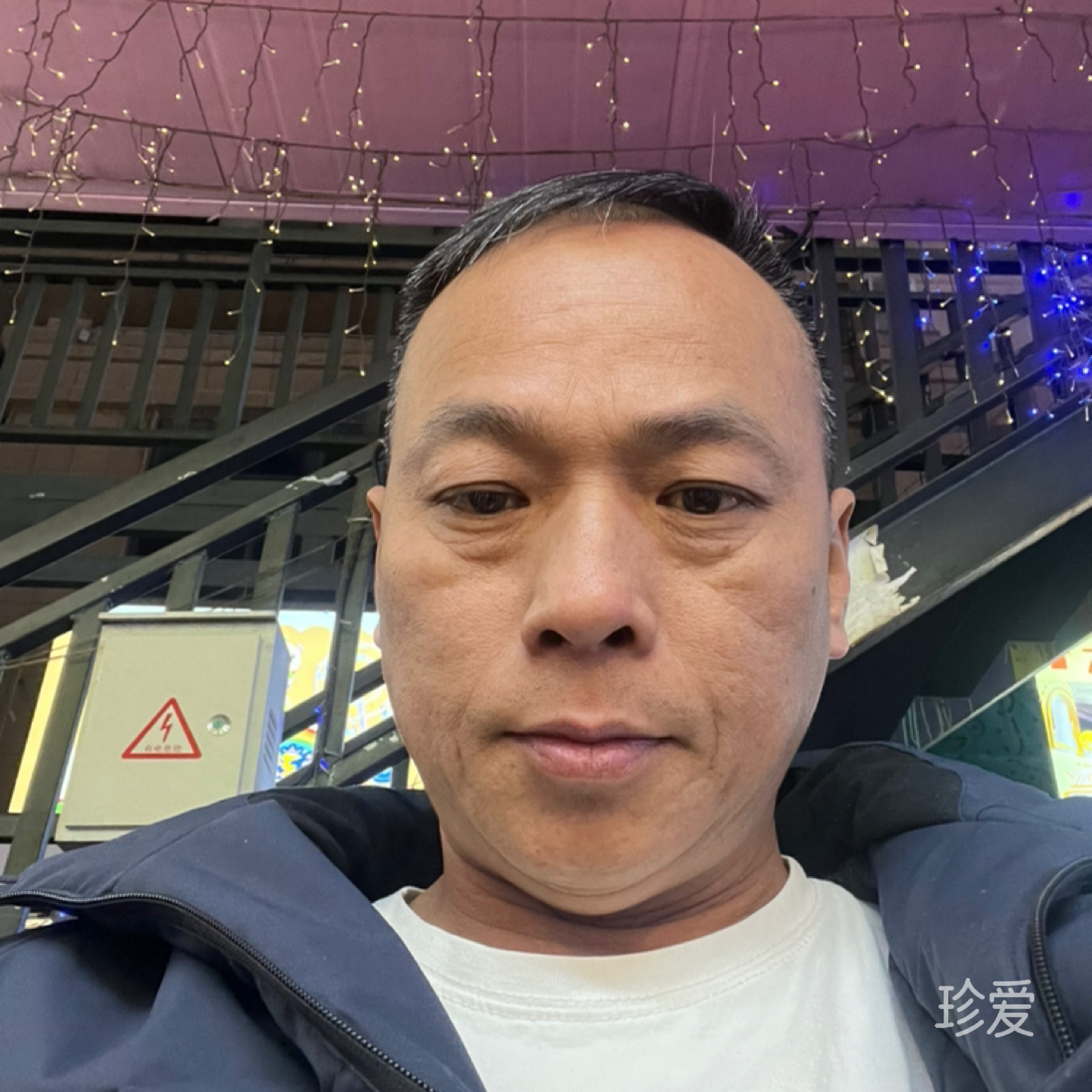 坐在一旁观世界