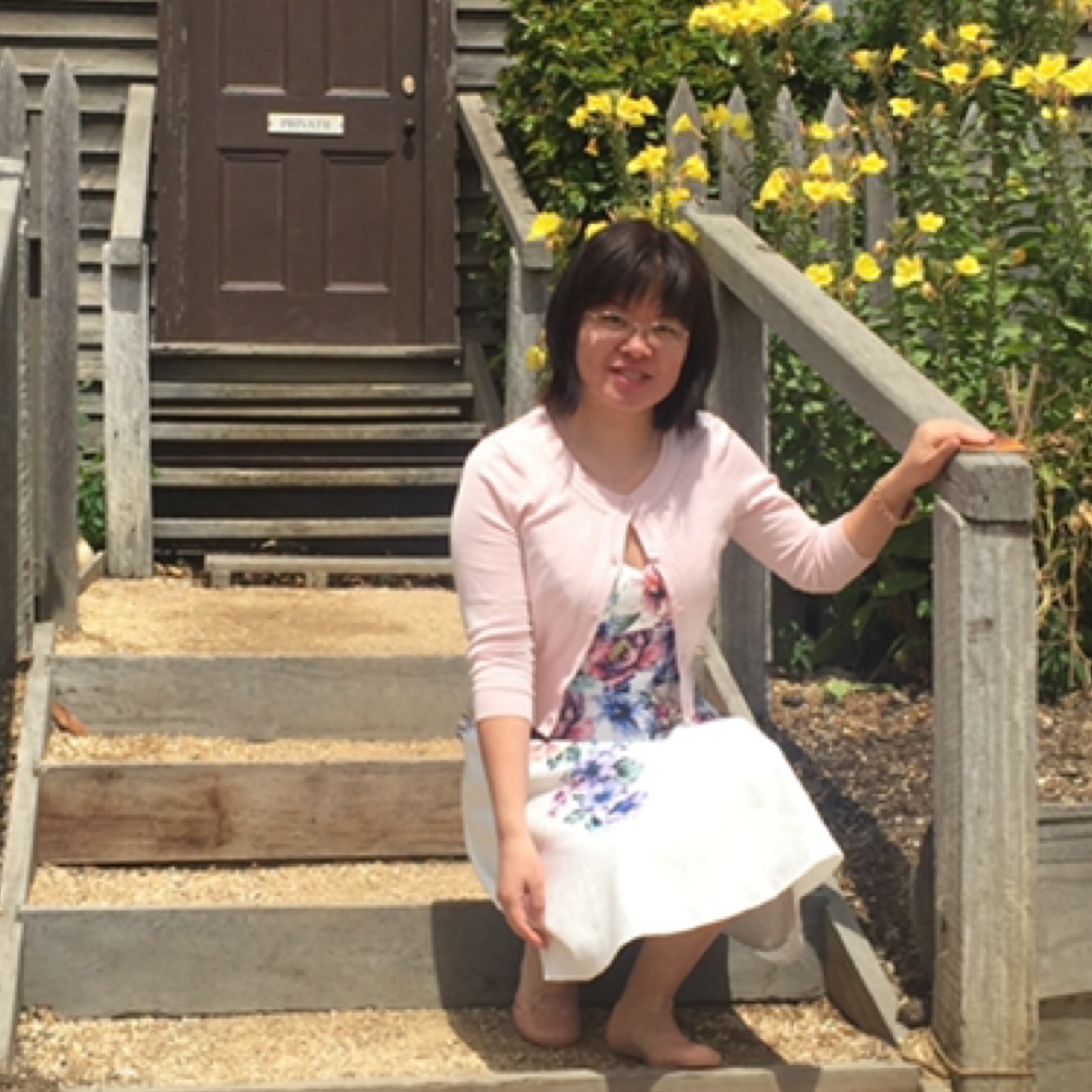 水瓶里的百合花