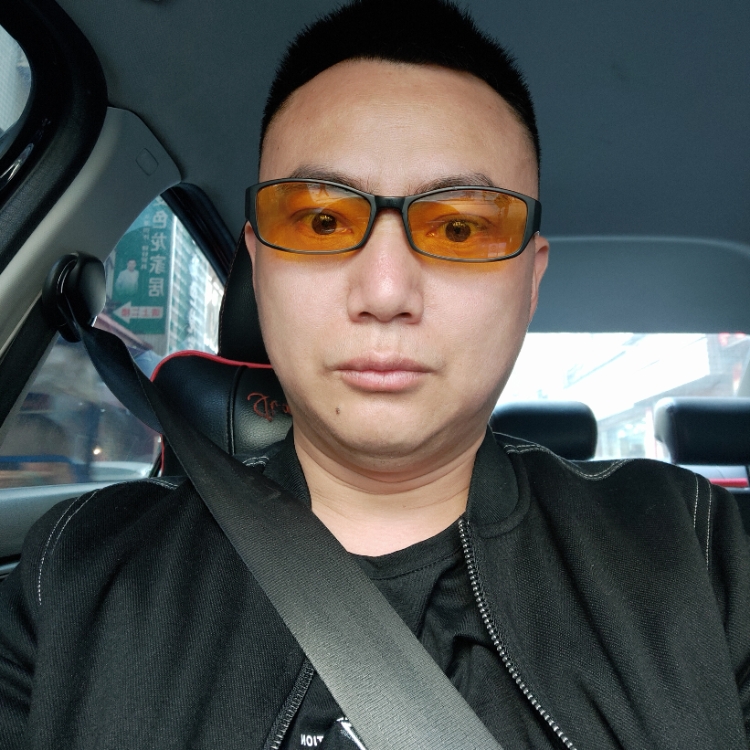 吸著煙徘徊街頭