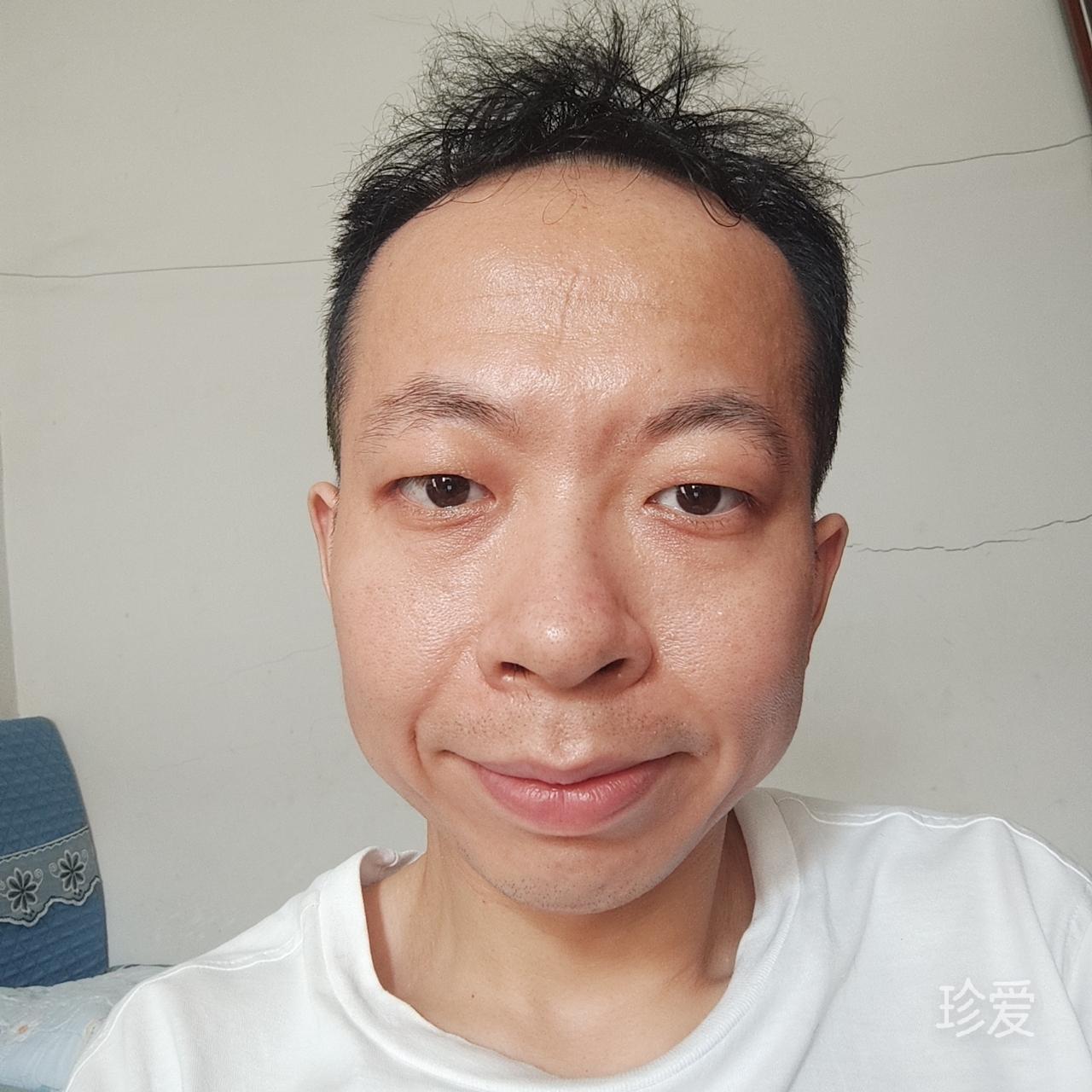 阳光下的海