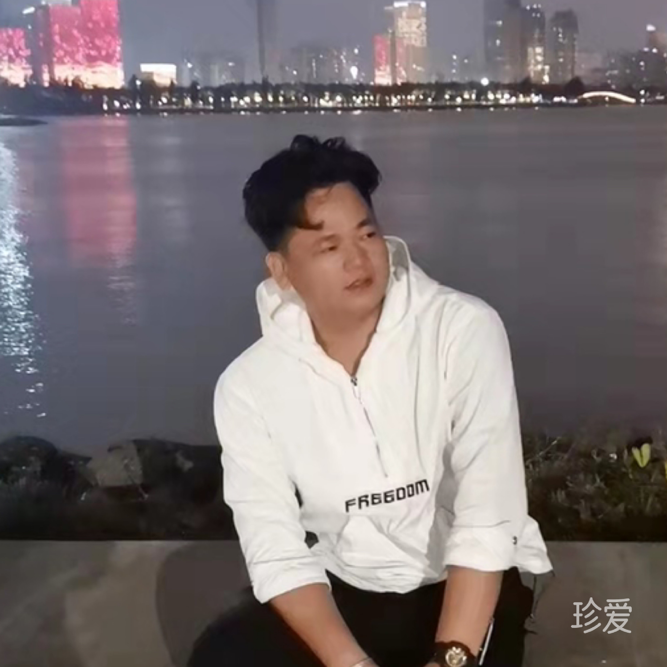 拿着棒棒糖的凹凸