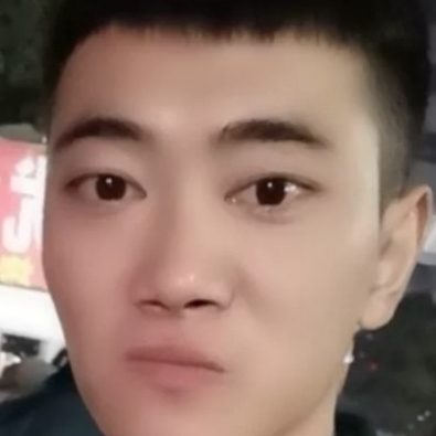 陽光下帥氣的男人