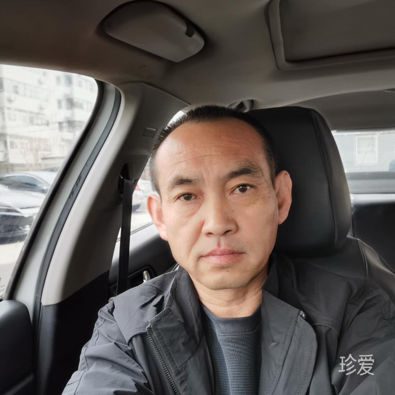 強忍的笑容背後